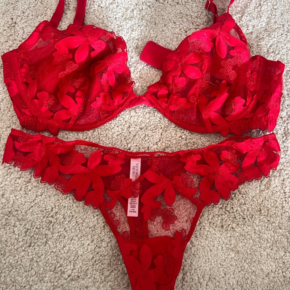 NWOT Victoria's Secret Vibrant Red Floral Lace Bra Set